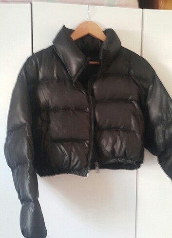 siyah crop puf mont