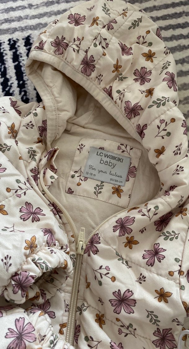 Çiçek Desenli Beyaz Kız Bebek Tulumu - Görsel 2