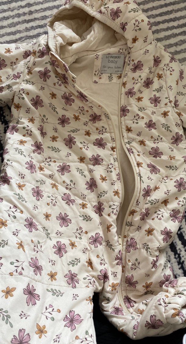 Çiçek Desenli Beyaz Kız Bebek Tulumu - Görsel 3