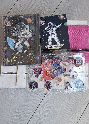 Astronot defter ve kalemkutusu