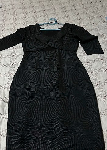 Siyah Uzun Kollu Piliseli V Yaka Elbise - Görsel 3