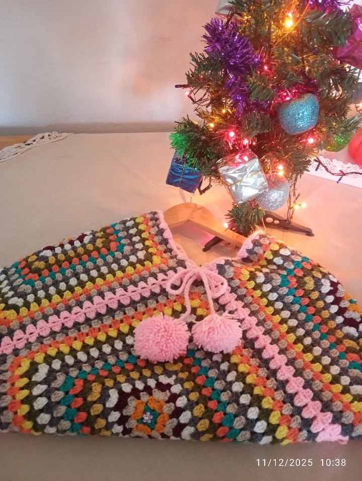 Renkli Püsküllü Kız Çocuk Ponçosu - Görsel 3