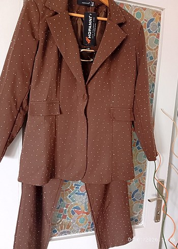 Etiketli taşlı koyu kahve takım - Görsel 2