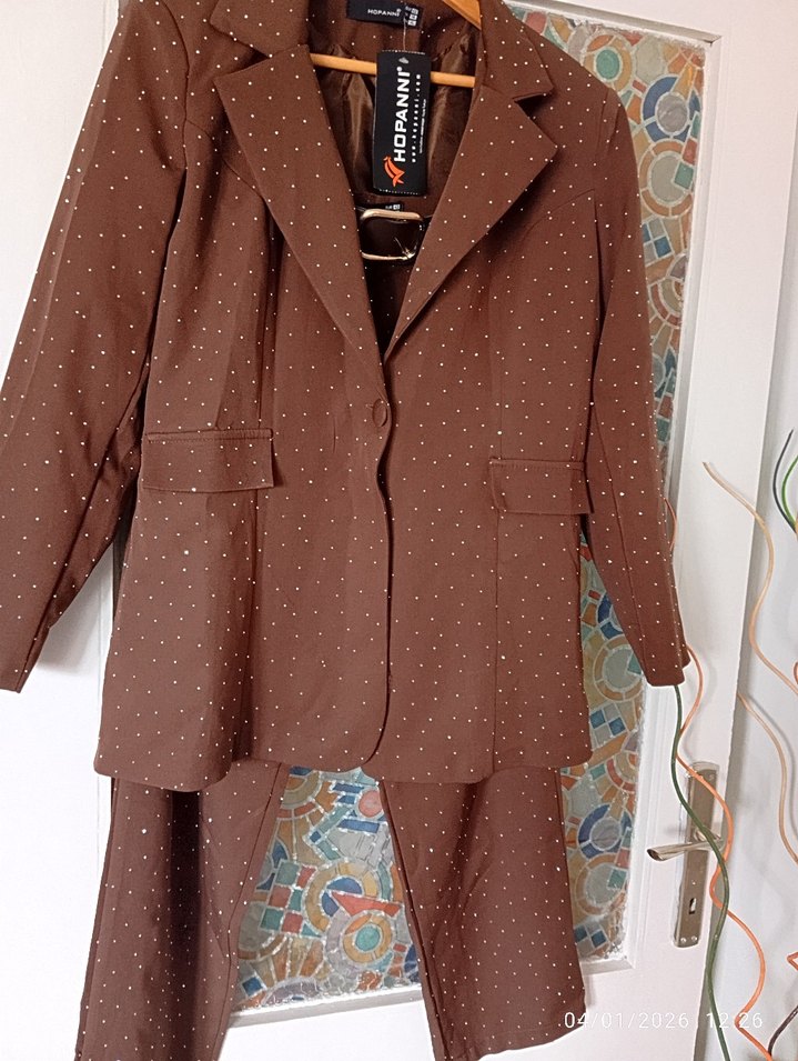 Etiketli taşlı koyu kahve takım - Görsel 2