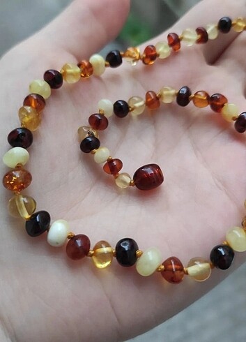 Modası geçmeyen Multicolor kehribar bebek kolyesi