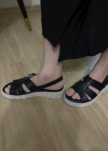37,5 Beden Siyah Kadın hakiki deri sandalet sifir