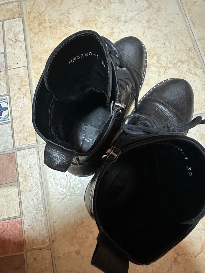 Elle Siyah Deri Kadın Bot - Görsel 4