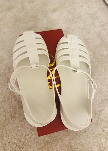 LC Waikiki Beyaz Tokalı Sandalet