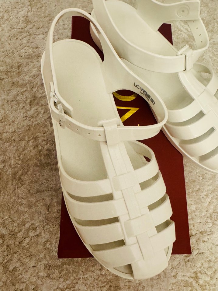 Beyaz Tokalı Sandalet - Görsel 2