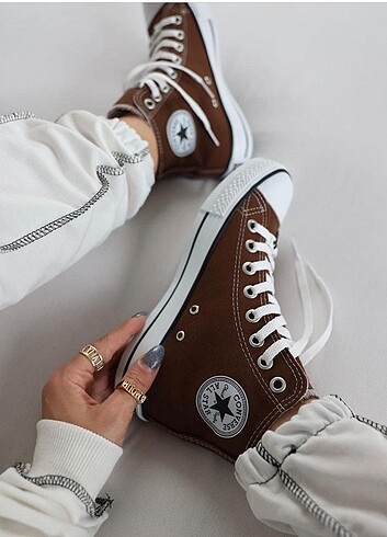 Kahverengi converse