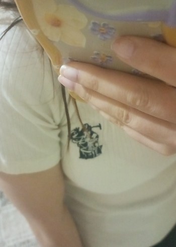 Beyaz V Yakalı Pamuklu Tişörtü - Görsel 3