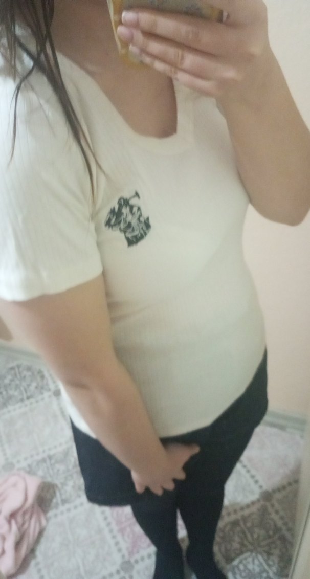 Beyaz V Yakalı Pamuklu Tişörtü - Görsel 2