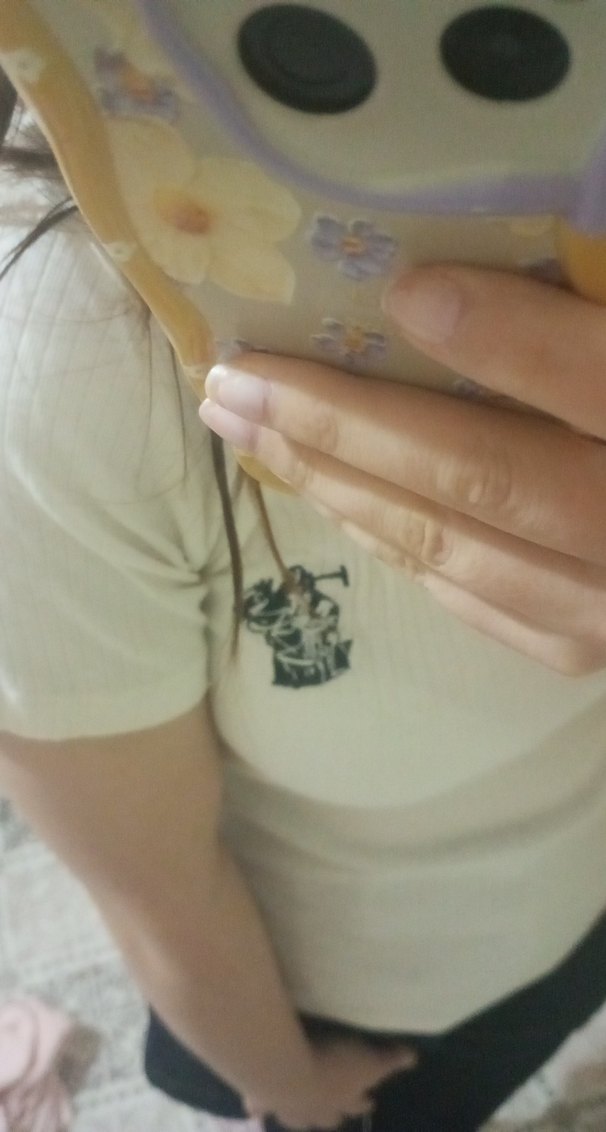 Beyaz V Yakalı Pamuklu Tişörtü - Görsel 3