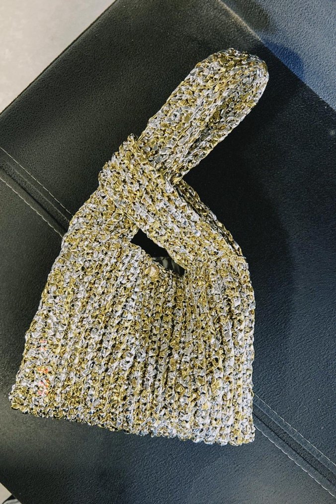 Parlak Altın Renkli Yılan Desenli Kadın El Çantası - Görsel 4