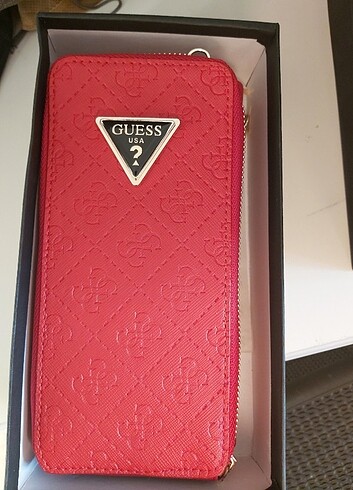 Guess marka çanta ve cüzdan olarak kullanılır 