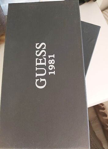 Guess Guess marka çanta ve cüzdan olarak kullanılır