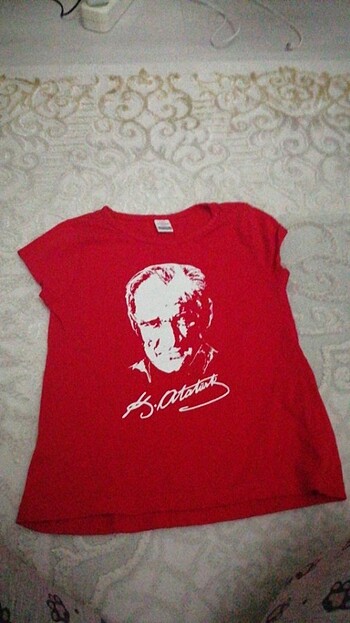 Atatürk tişört ve beyaz etek