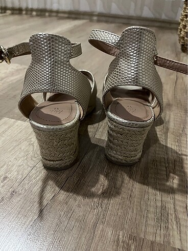 37 Beden H&M dolgu topuklu sandalet