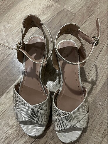 H&M H&M dolgu topuklu sandalet