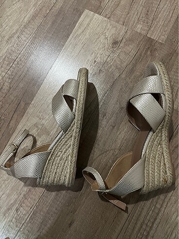 37 Beden ten rengi Renk H&M dolgu topuklu sandalet