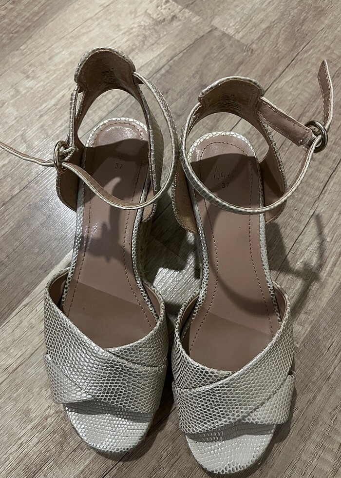 H&M dolgu topuklu sandalet - Görsel 2