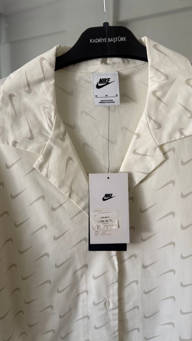 Nike Ekru Swoosh Desenli Rahat Gömlek UNISEX — görsel 2/4