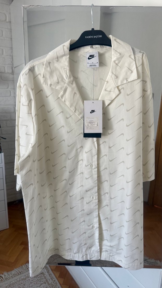Nike Ekru Swoosh Desenli Rahat Gömlek UNISEX — görsel 3/4
