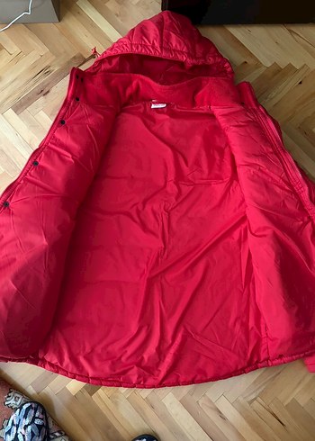 Kırmızı şişme mont ve kemer - Görsel 2