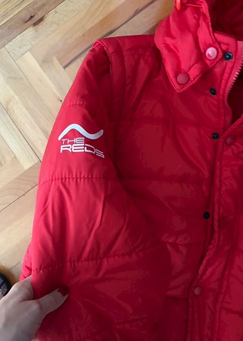 Kırmızı şişme mont ve kemer - Görsel 3