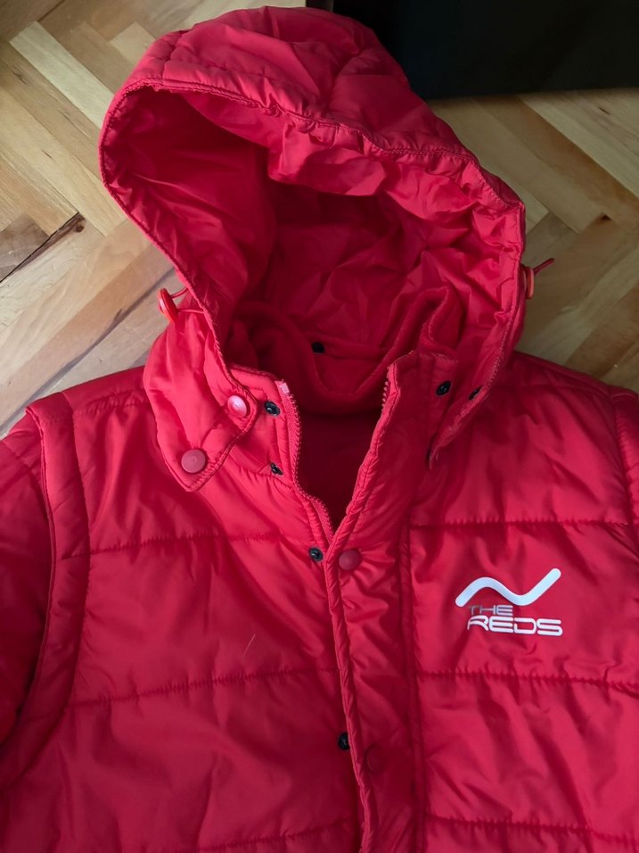 Kırmızı şişme mont ve kemer - Görsel 4