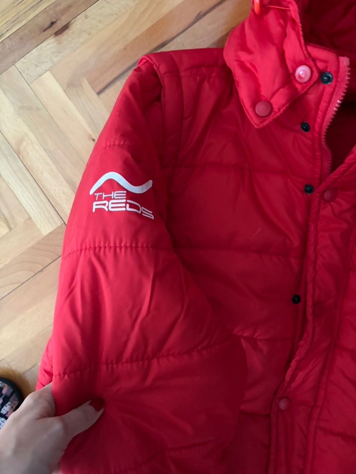 Kırmızı şişme mont ve kemer - Görsel 3