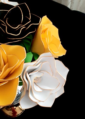 Sarı, Beyaz ve Siyah Dekoratif Çiçekler - Görsel 2