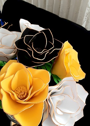 Sarı, Beyaz ve Siyah Dekoratif Çiçekler - Görsel 3