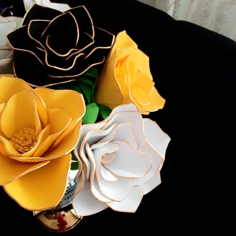 Sarı, Beyaz ve Siyah Dekoratif Çiçekler - Görsel 2