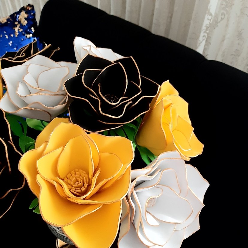 Sarı, Beyaz ve Siyah Dekoratif Çiçekler - Görsel 3