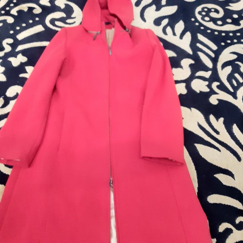 Kapüşonlu kırmızı kaban - Görsel 2