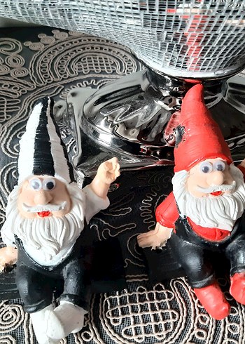 Kırmızı ve Siyah Şapkalı Bahçe Cüceleri - Görsel 2