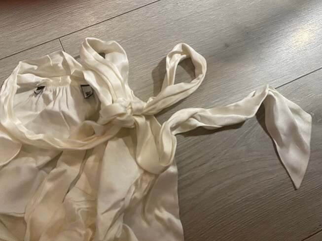 m Beden beyaz Renk Zara boyundan bağlamalı fırfırlı saten gömlek #zara #zaragömlek 
