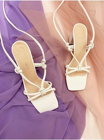 Beyaz bağcıklı ayakkabı