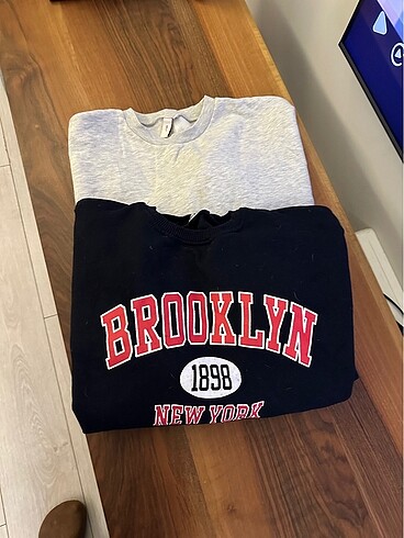 Sweatshirtler satılıktadır