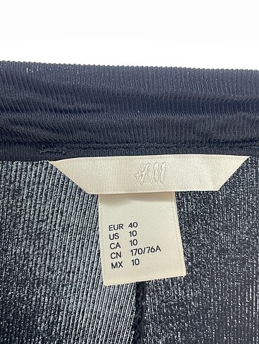 40 Beden siyah Renk H&M Düz Kesim %70 İndirimli.