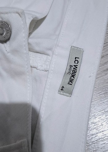 Beyaz Kadın Bermuda Şort Rahat Kesim - Görsel 4