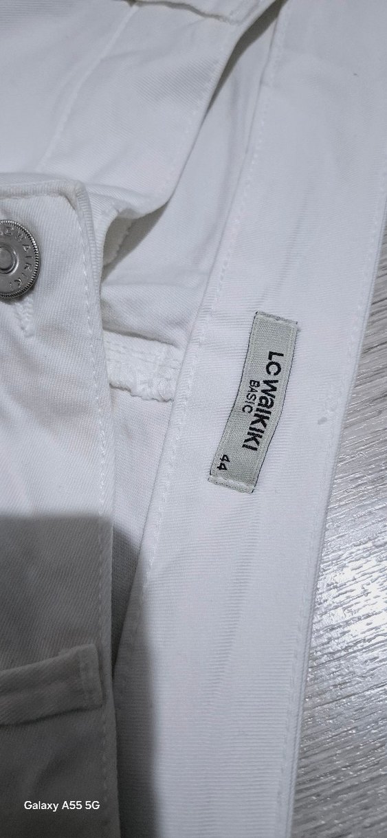 Beyaz Kadın Bermuda Şort Rahat Kesim - Görsel 4