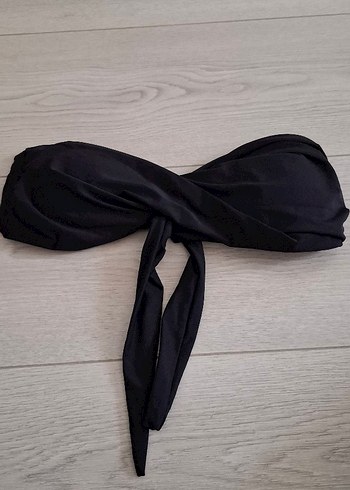 Siyah Fiyonk Detaylı Saten Bikini Üstü