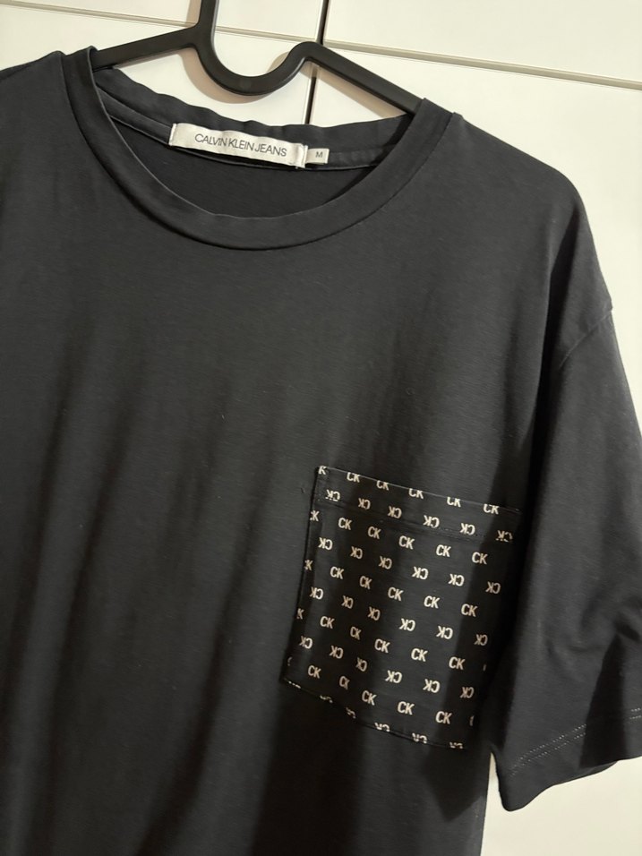 Siyah Baskılı Cep Detaylı Erkek Tişört calvin klein - Görsel 2