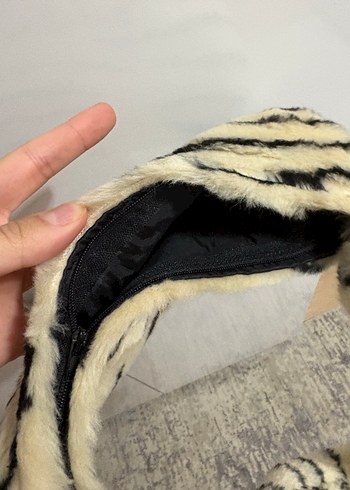 Kadın Beyaz Zebra Desenli Kürklü Çanta - Görsel 3