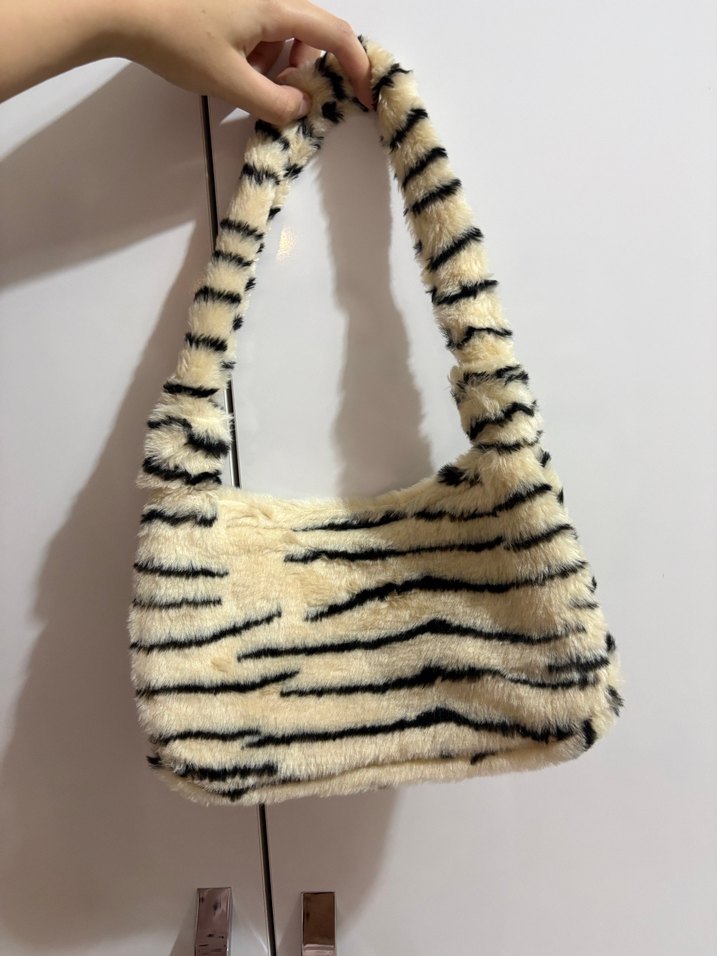 Kadın Beyaz Zebra Desenli Kürklü Çanta - Görsel 2