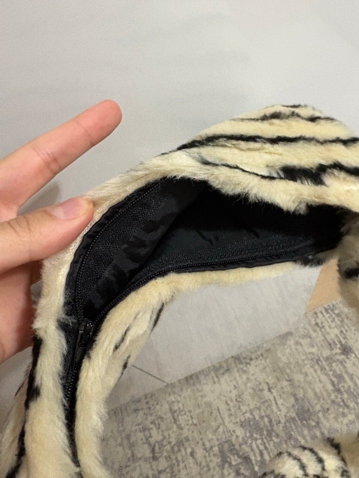 Kadın Beyaz Zebra Desenli Kürklü Çanta - Görsel 3