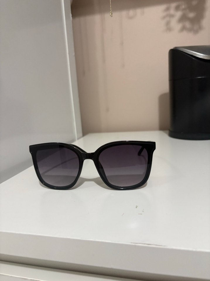 Şeffaf Siyah Minimalist Kadın Güneş Gözlüğü - Görsel 2