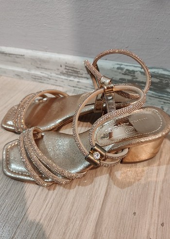 Klasik Şıklıkta Altın Tokalı Topuklu çocuk Ayakkabı - Görsel 2